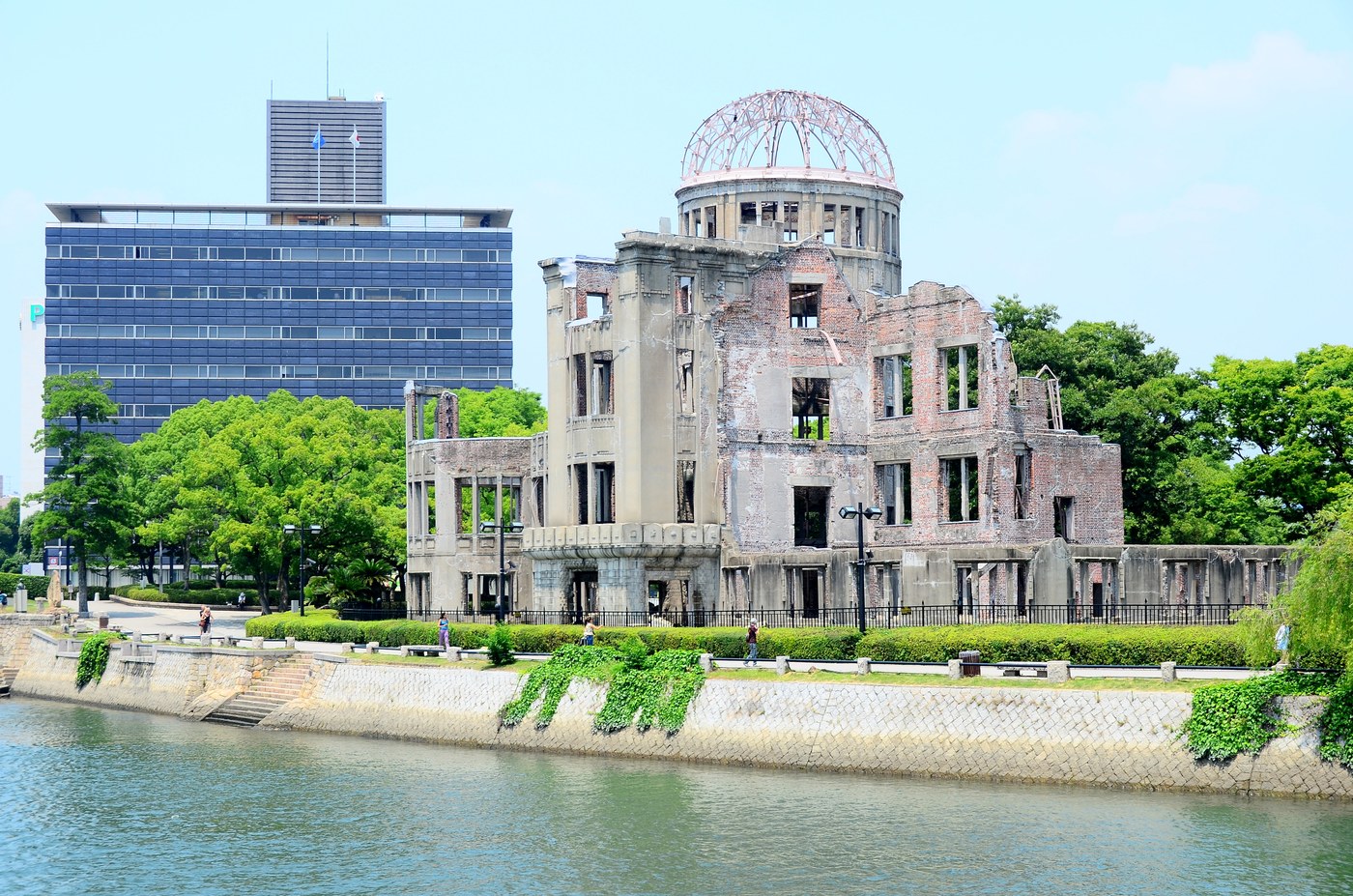 原爆ドームの正面外観。元安川のほとりに立つ廃墟の建物