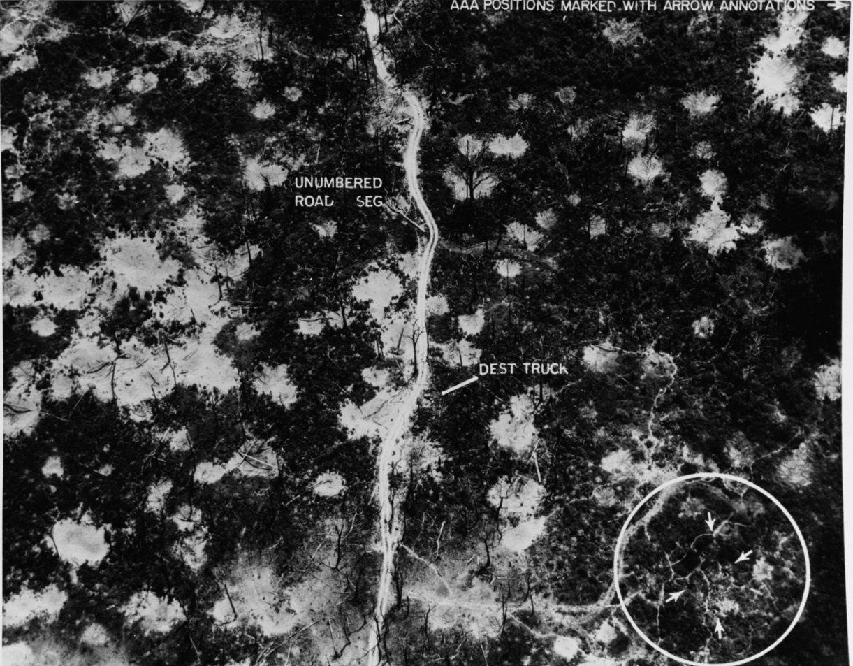 ホーチミンルートと米軍の爆撃による爆弾の跡