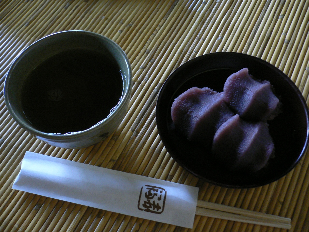 赤福(五十鈴川のせせらぎを模した白いもちを小豆餡で包んだ名物)