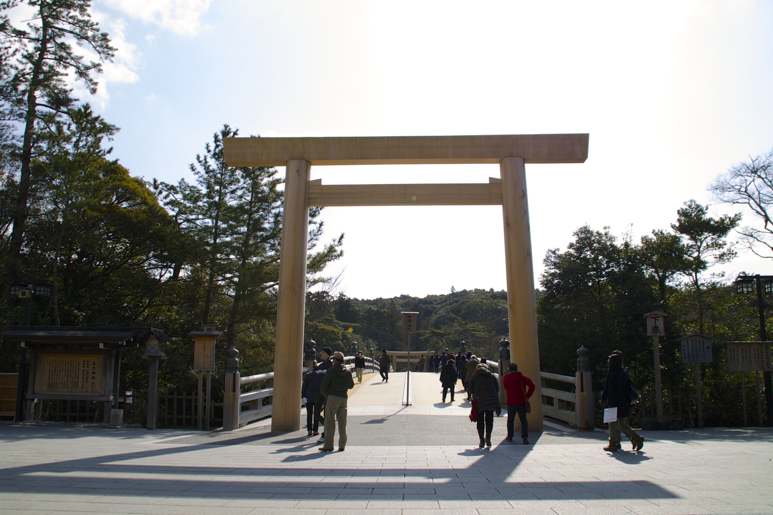 内宮・参道(玉砂利の参道は神聖な空間のため、歩く際も心静かに)