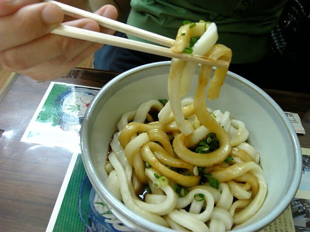 伊勢うどん(極太・もちもちの麺に濃いたれをかけた参拝後の定番グルメ)