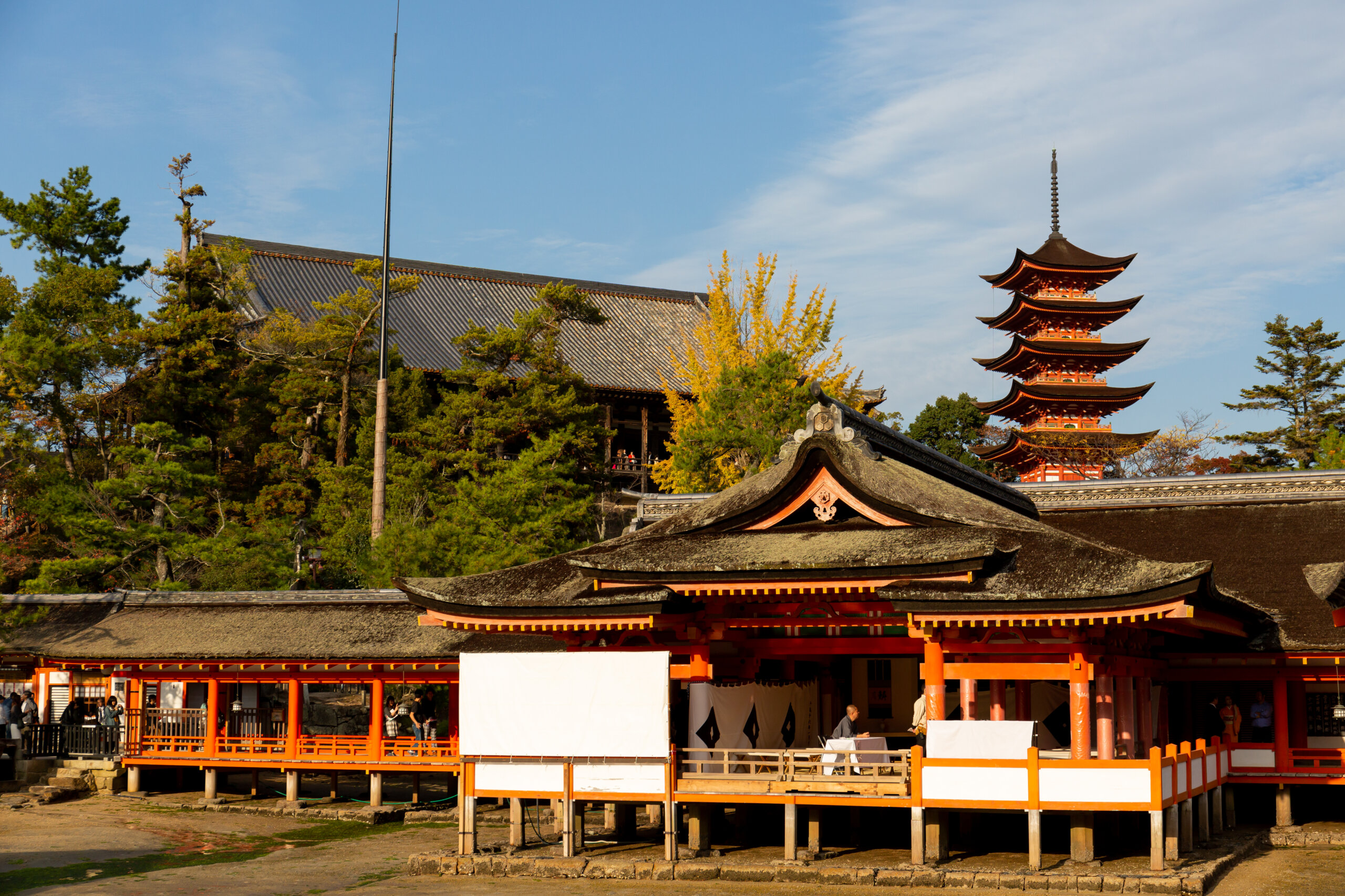 厳島神社の廻廊と社殿