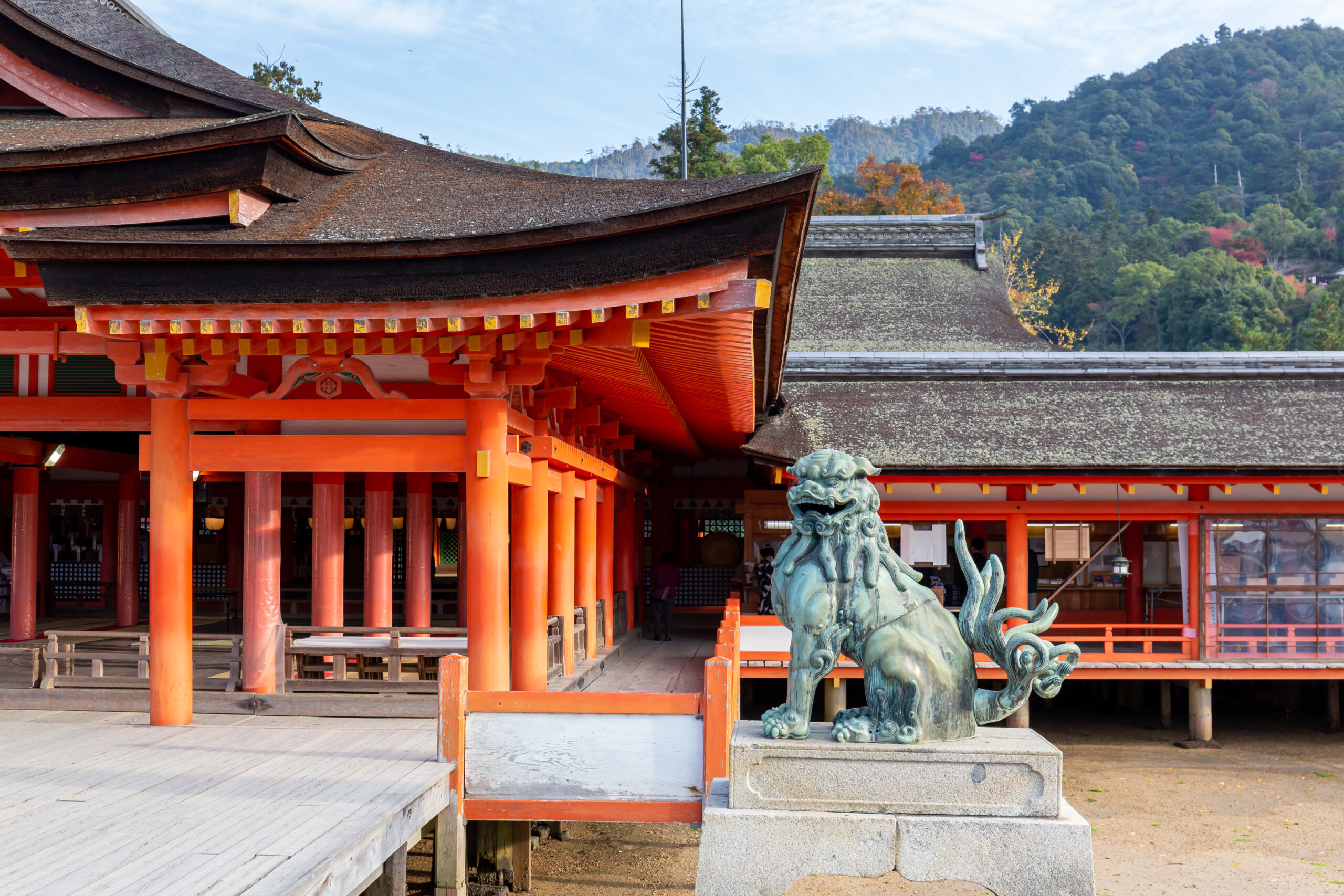 厳島神社の社殿と廻廊