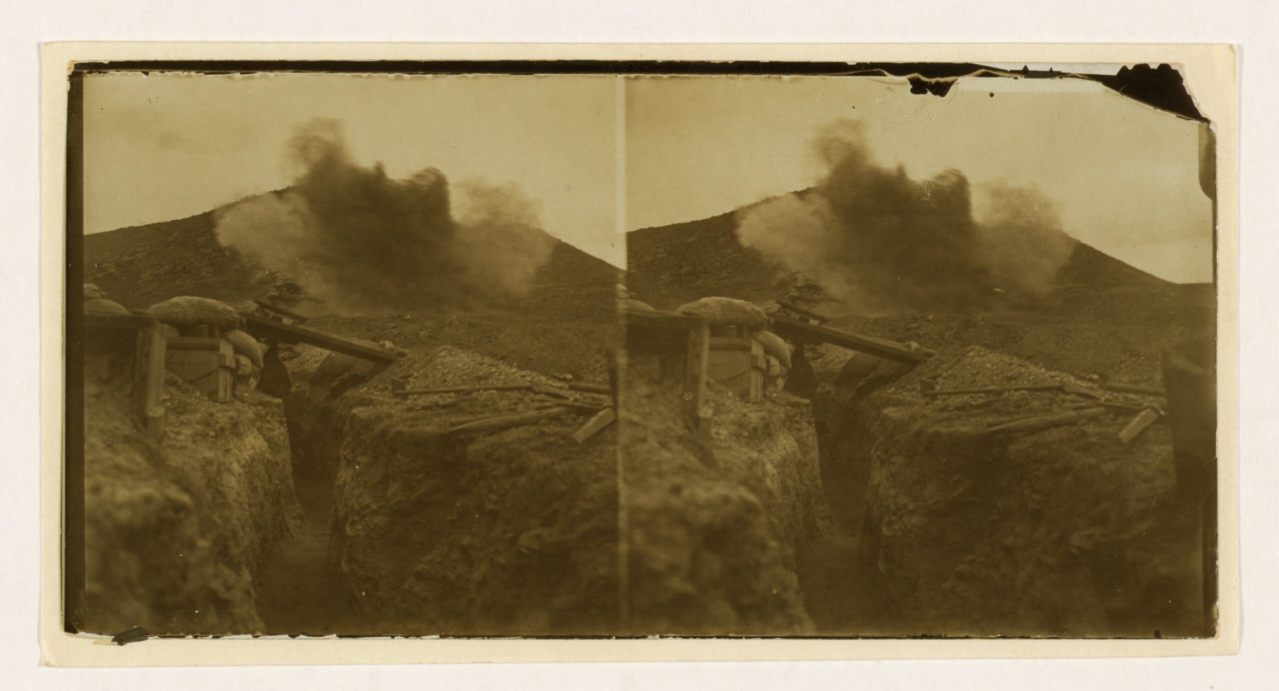 旅順包囲戦での砲弾爆発（ロシア軍塹壕から撮影、1904年）