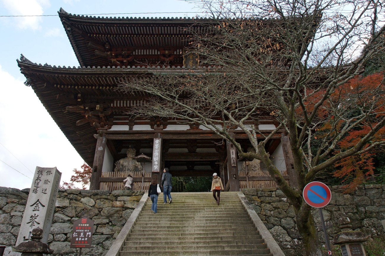 金峯山寺の仁王門