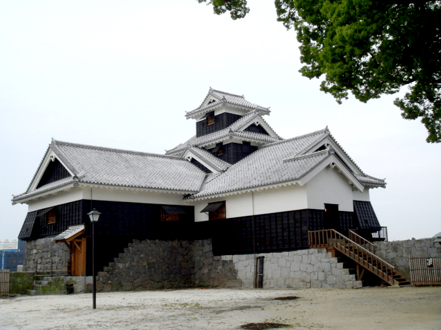 熊本城の高くそびえる石垣と飯田丸五階櫓