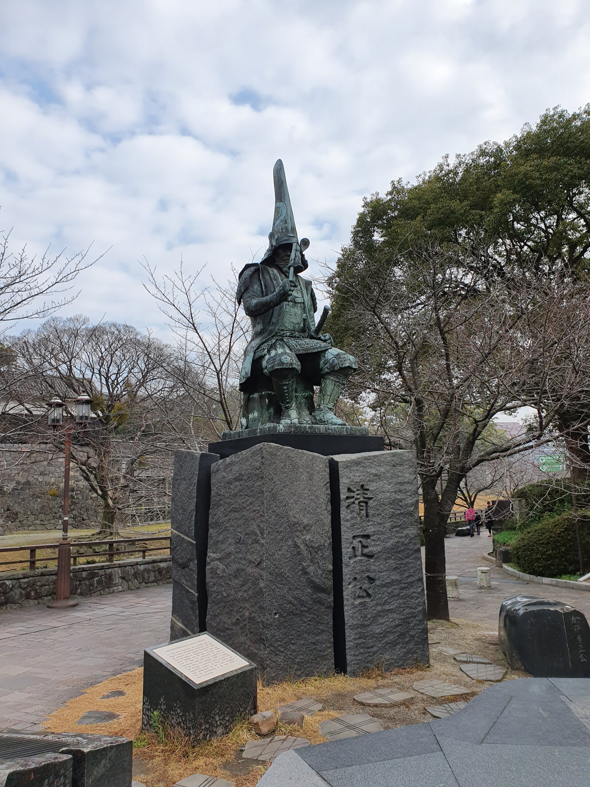 熊本城前に立つ加藤清正の銅像