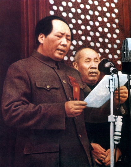 1949年10月1日、天安門で建国を宣言する毛沢東