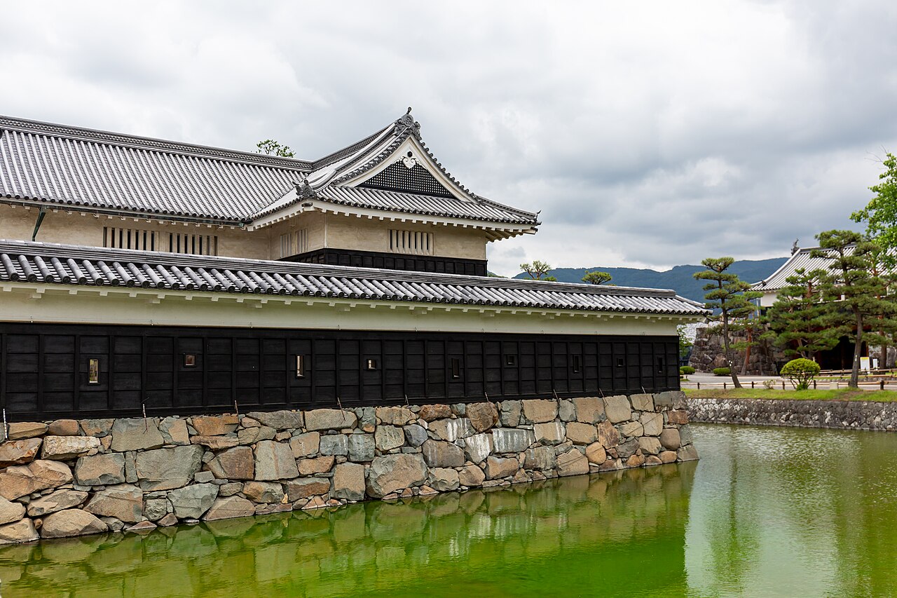 お堀越しに見る松本城の全景(2019年)