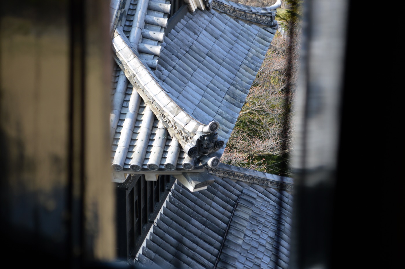 松本城の黒い下見板と屋根のディテール