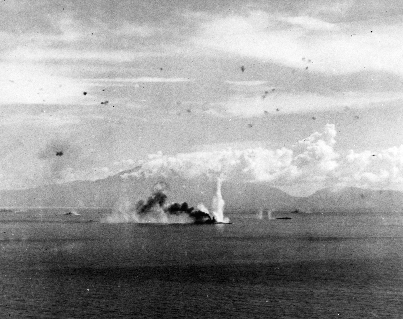 シブヤン海で攻撃を受ける戦艦武蔵（1944年10月24日）