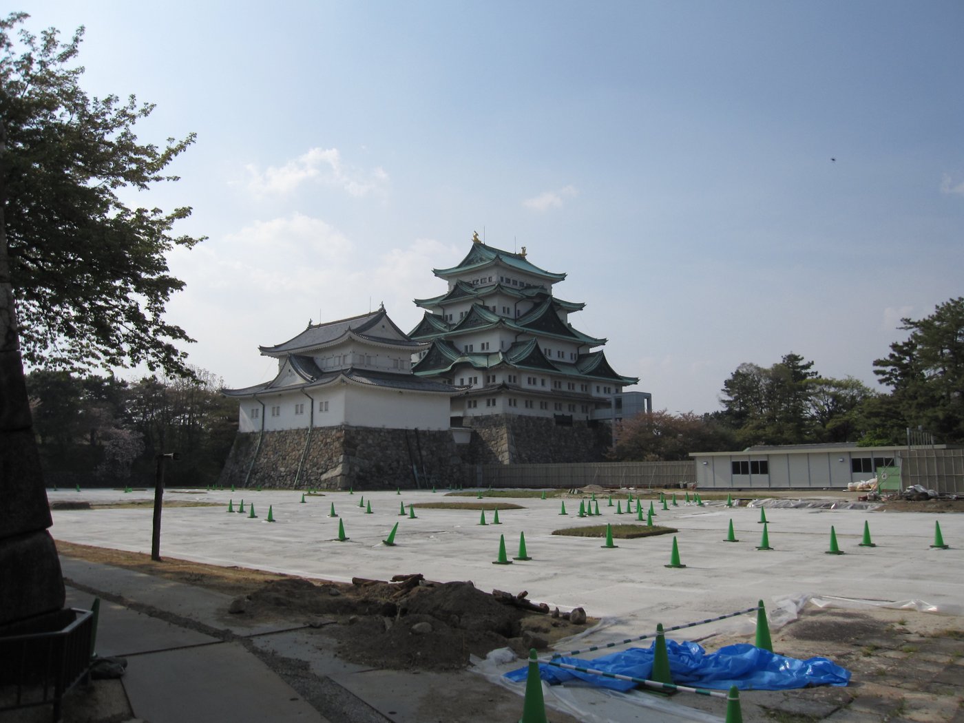 名古屋城天守と金鯱の全景
