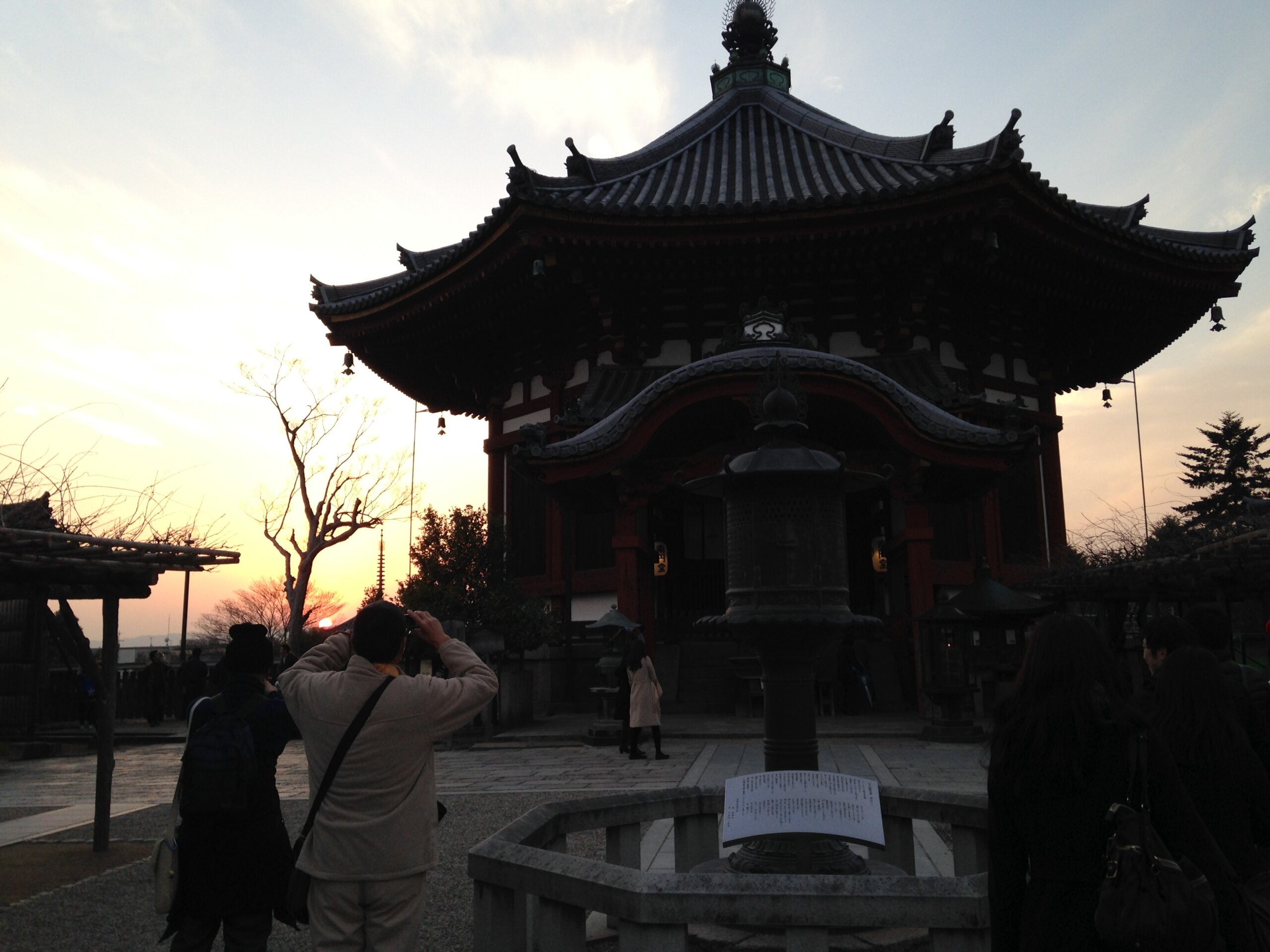 興福寺 南円堂(八角形の朱塗りのお堂)