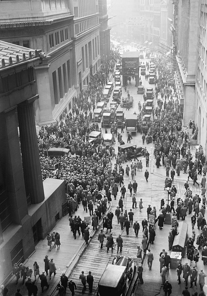 世界恐慌・1929年のニューヨーク証券取引所前に集まる群衆