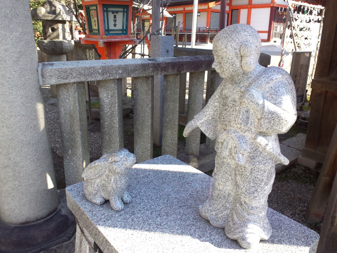 大国主命と白うさぎの石像(八坂神社)