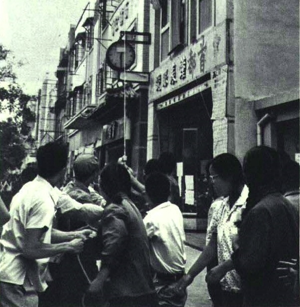 1966年、紅衛兵が破四旧で老舗の看板を打ち壊している場面