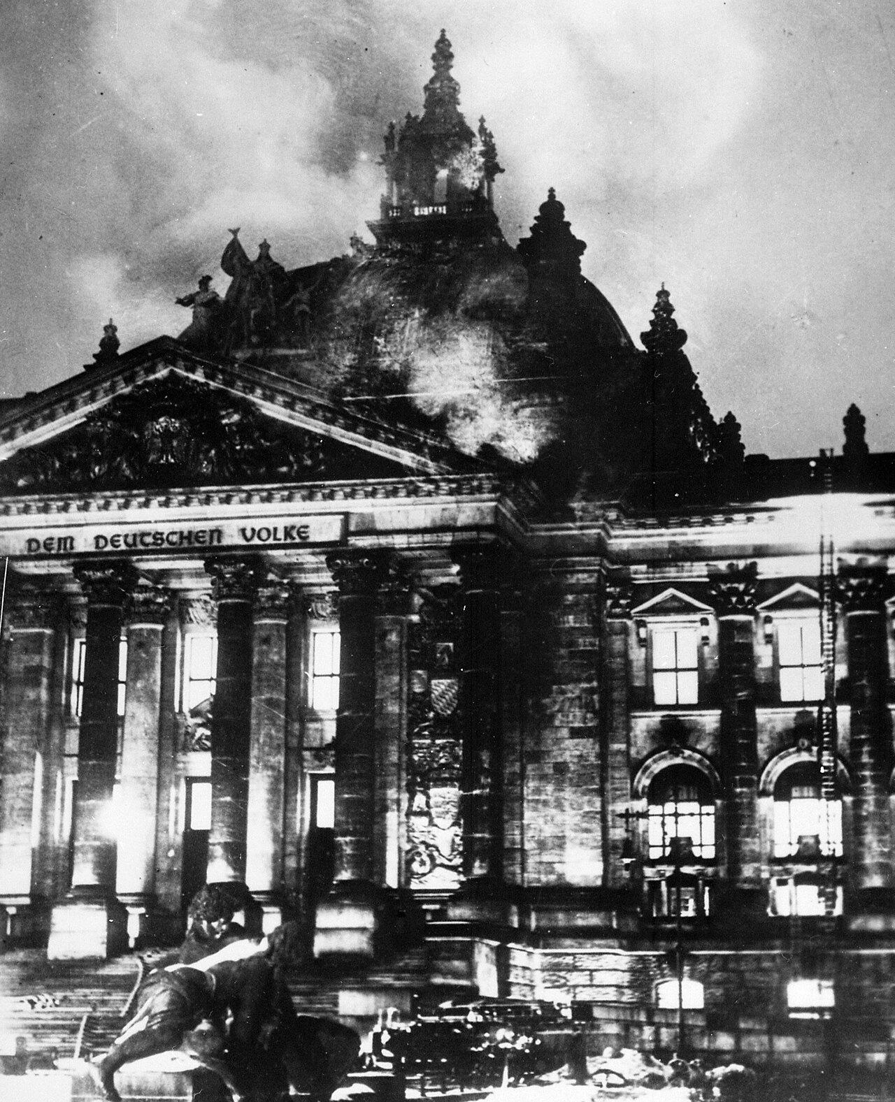 1933年 国会議事堂放火事件で炎上するドイツ国会議事堂