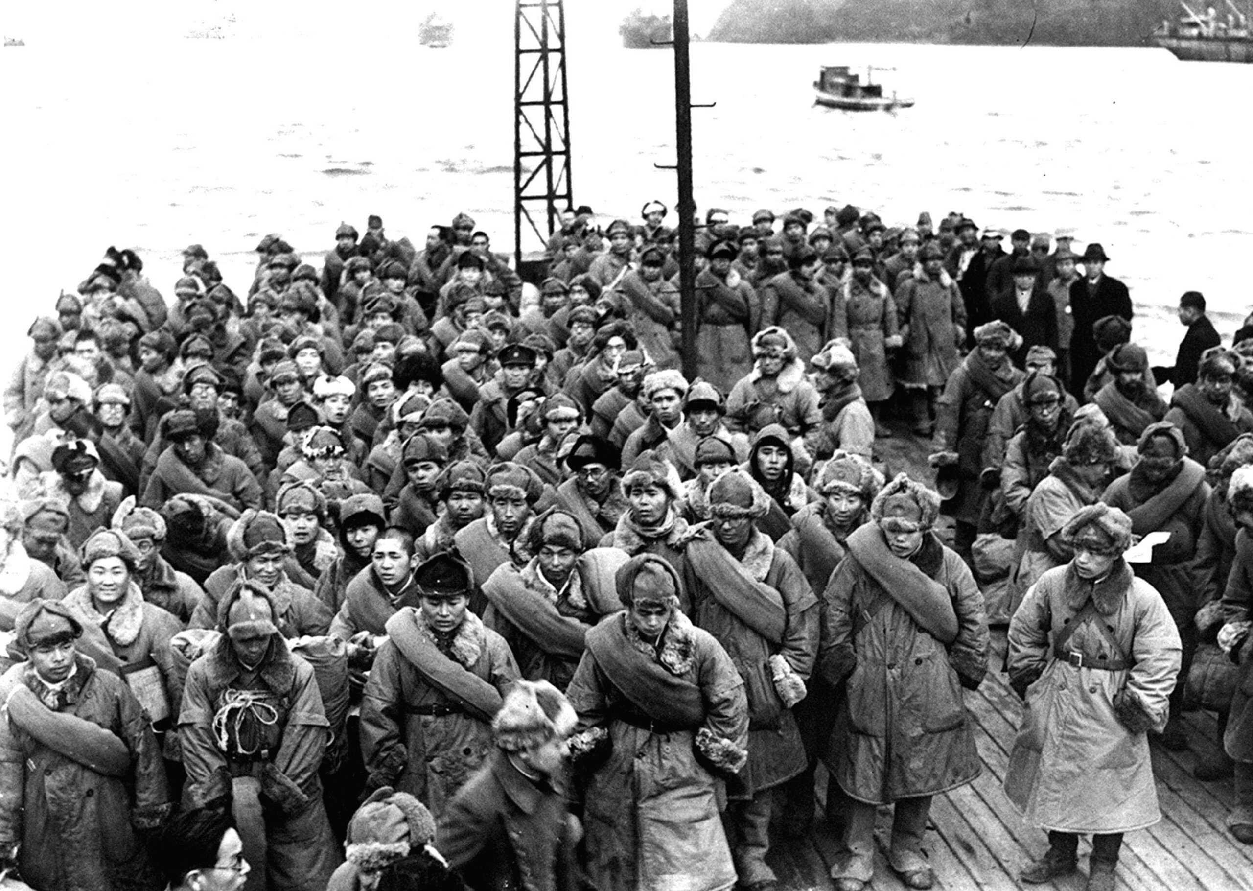 シベリアから帰還した日本兵(1946年・舞鶴港)