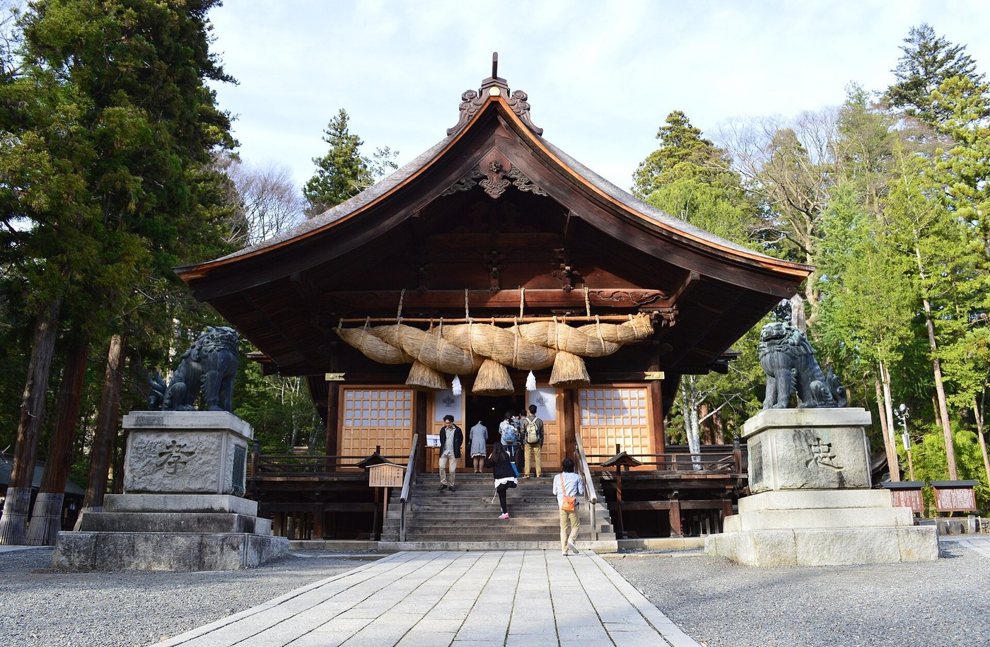 諏訪大社 下社秋宮 神楽殿と大注連縄
