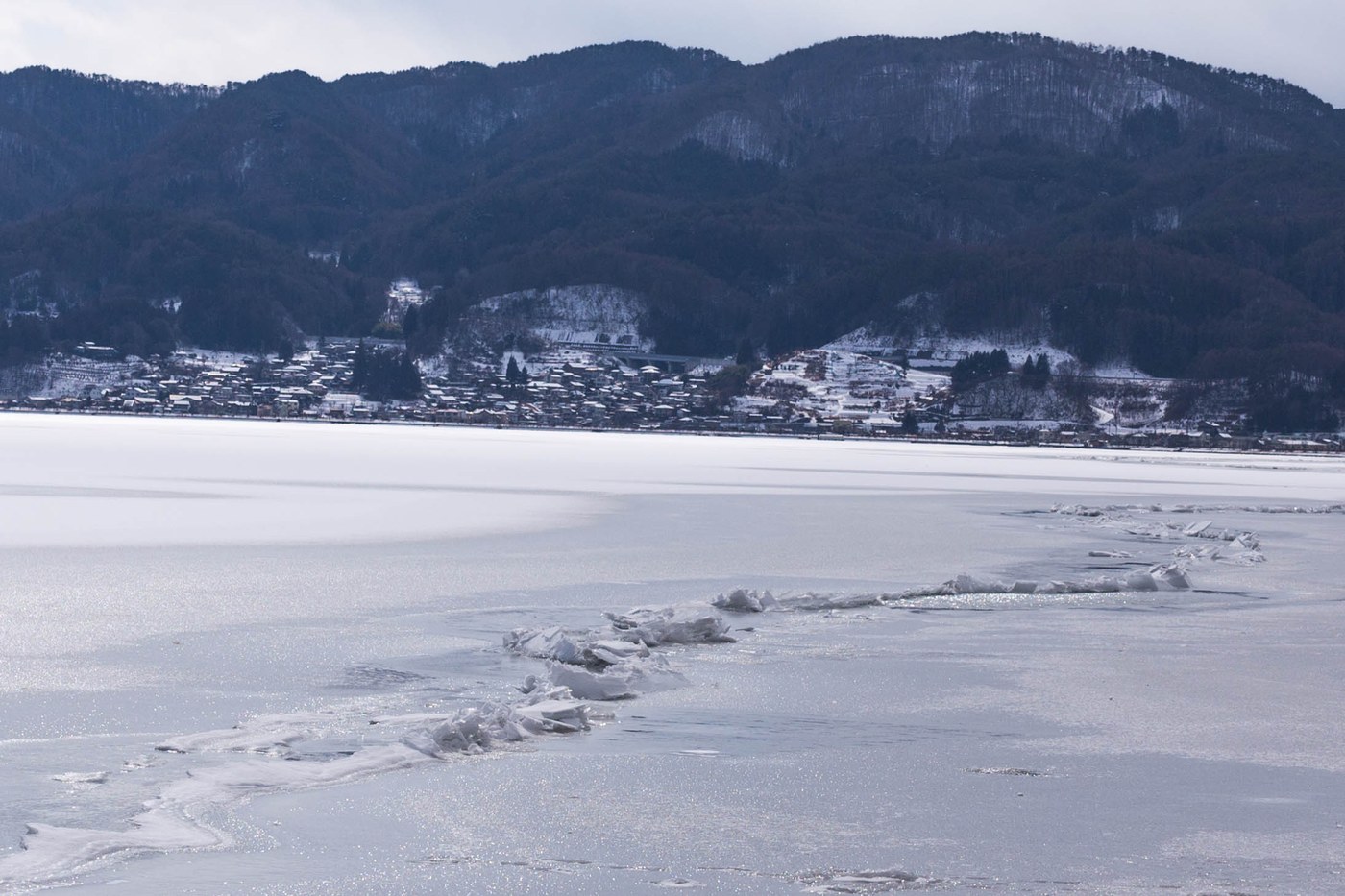 諏訪湖の御神渡り