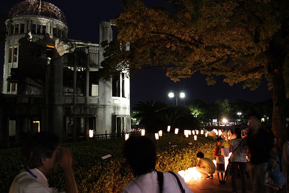 8月6日夜のとうろう流しと原爆ドーム。元安川に流れる燈篭の光