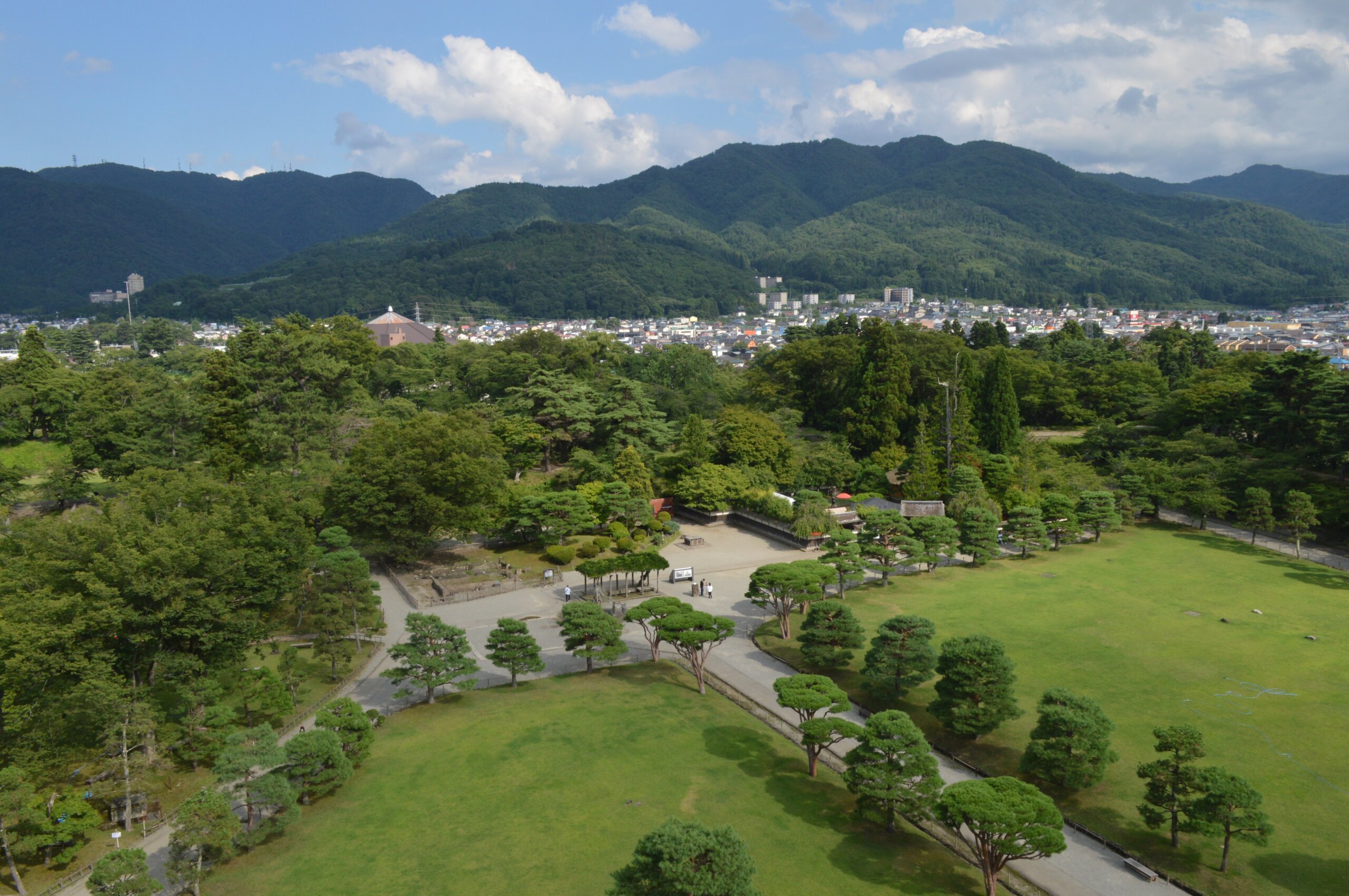 鶴ヶ城の赤瓦天守閣——日本で唯一の釉薬瓦