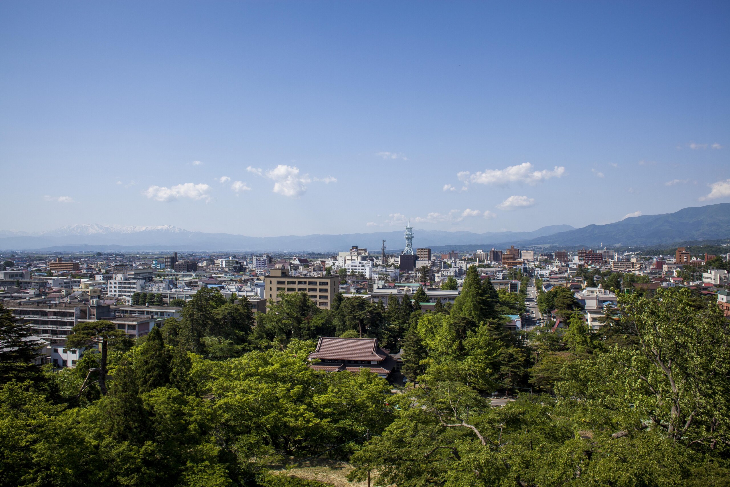 鶴ヶ城天守閣最上階(5階)からの眺め——磐梯山方面を望む