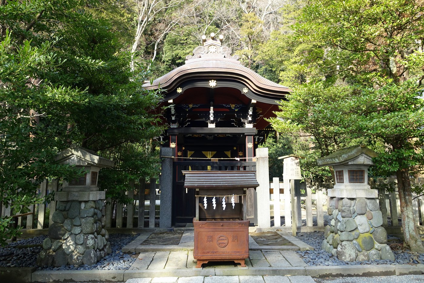 鶴岡八幡宮・白旗神社の社殿
