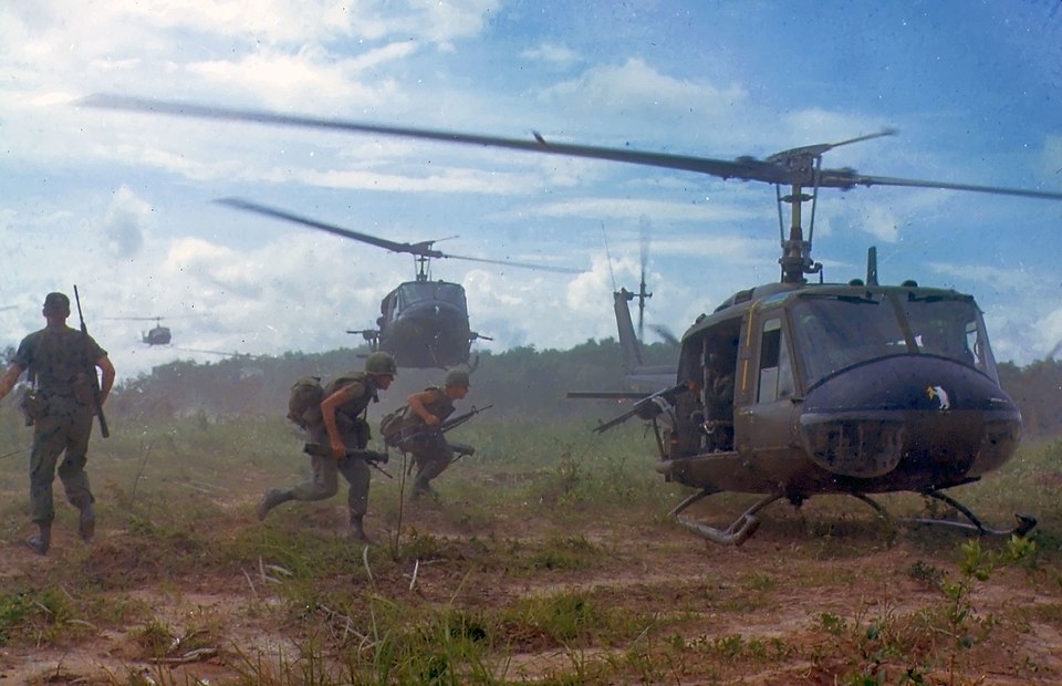 ベトナム戦争で展開するアメリカ軍のヘリコプター部隊(1966年)