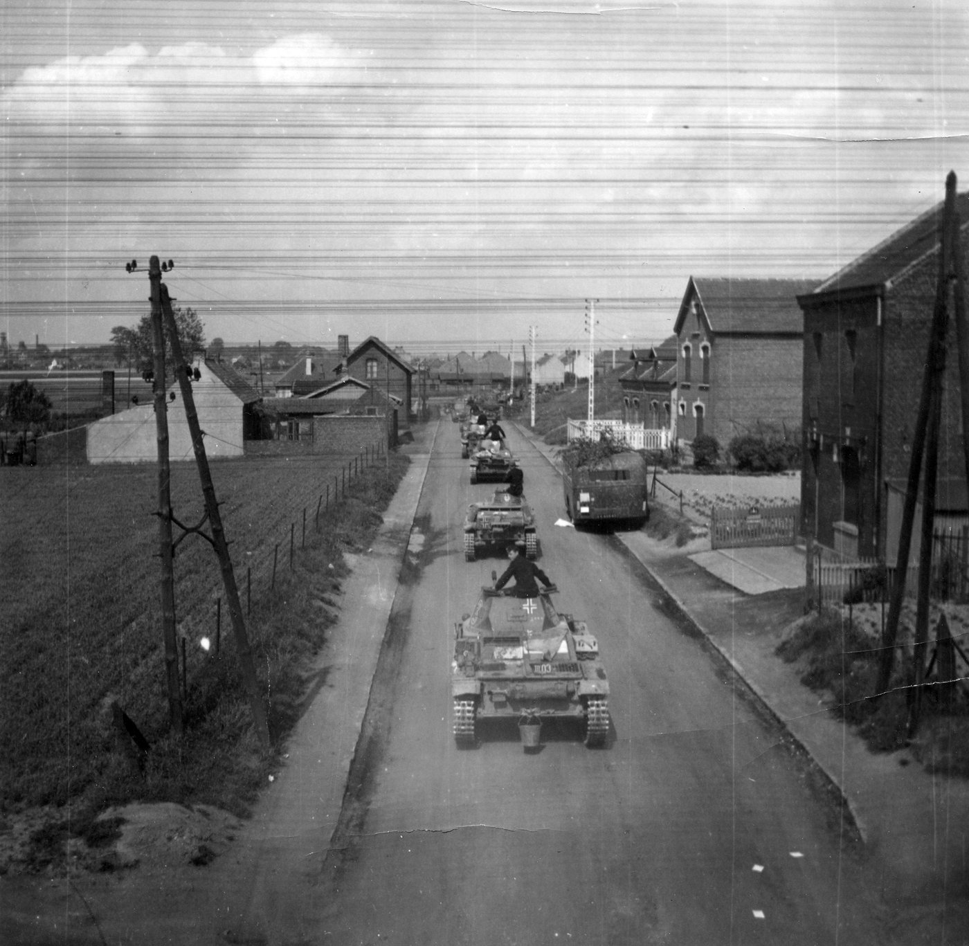 フランスの町を進撃するドイツ第7装甲師団の戦車（1940年）