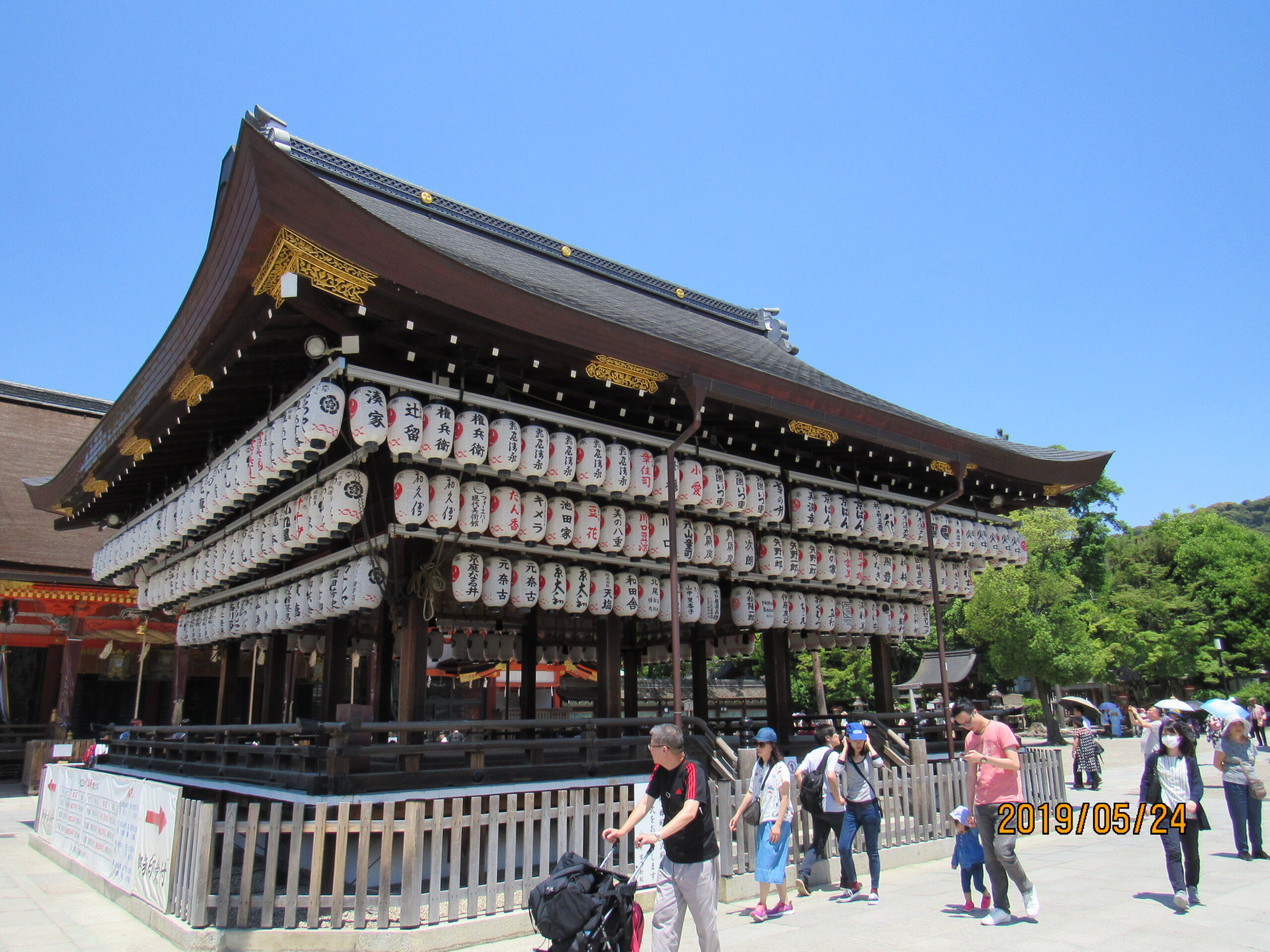 八坂神社の舞殿(重要文化財)提灯が吊るされた舞台