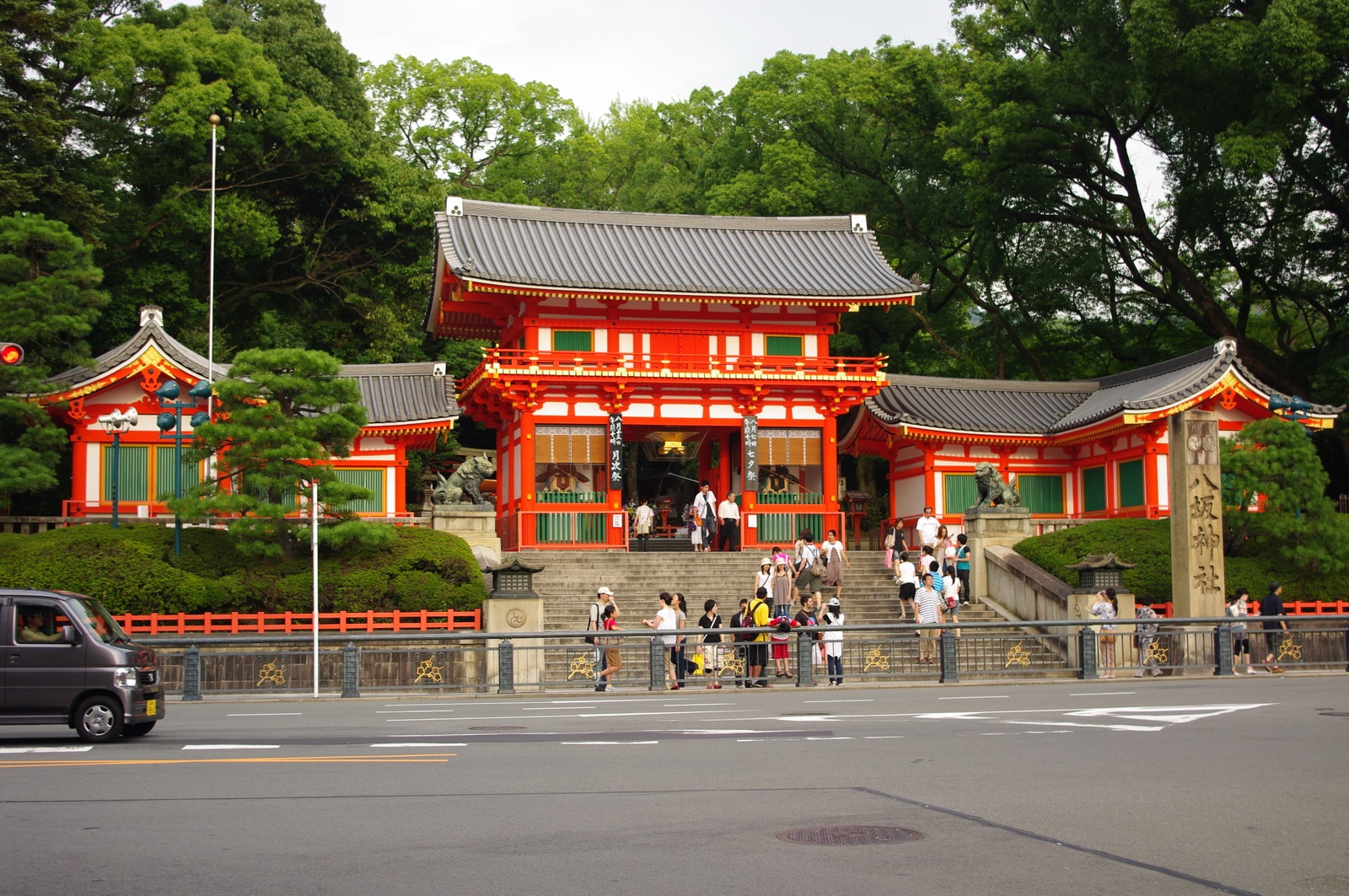 四条通から見た八坂神社の西楼門(重要文化財)