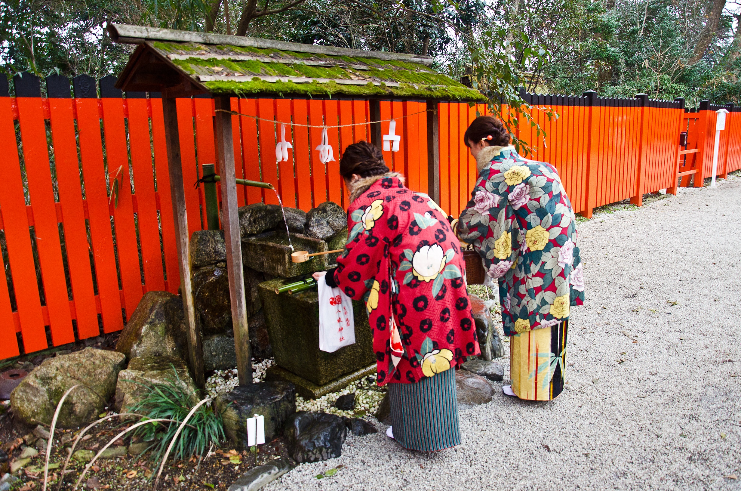 八坂神社境内の手水舎と参拝者(2018年1月)