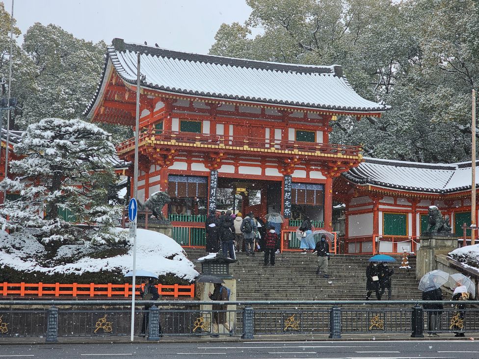 雪化粧した八坂神社(京都・祇園)
