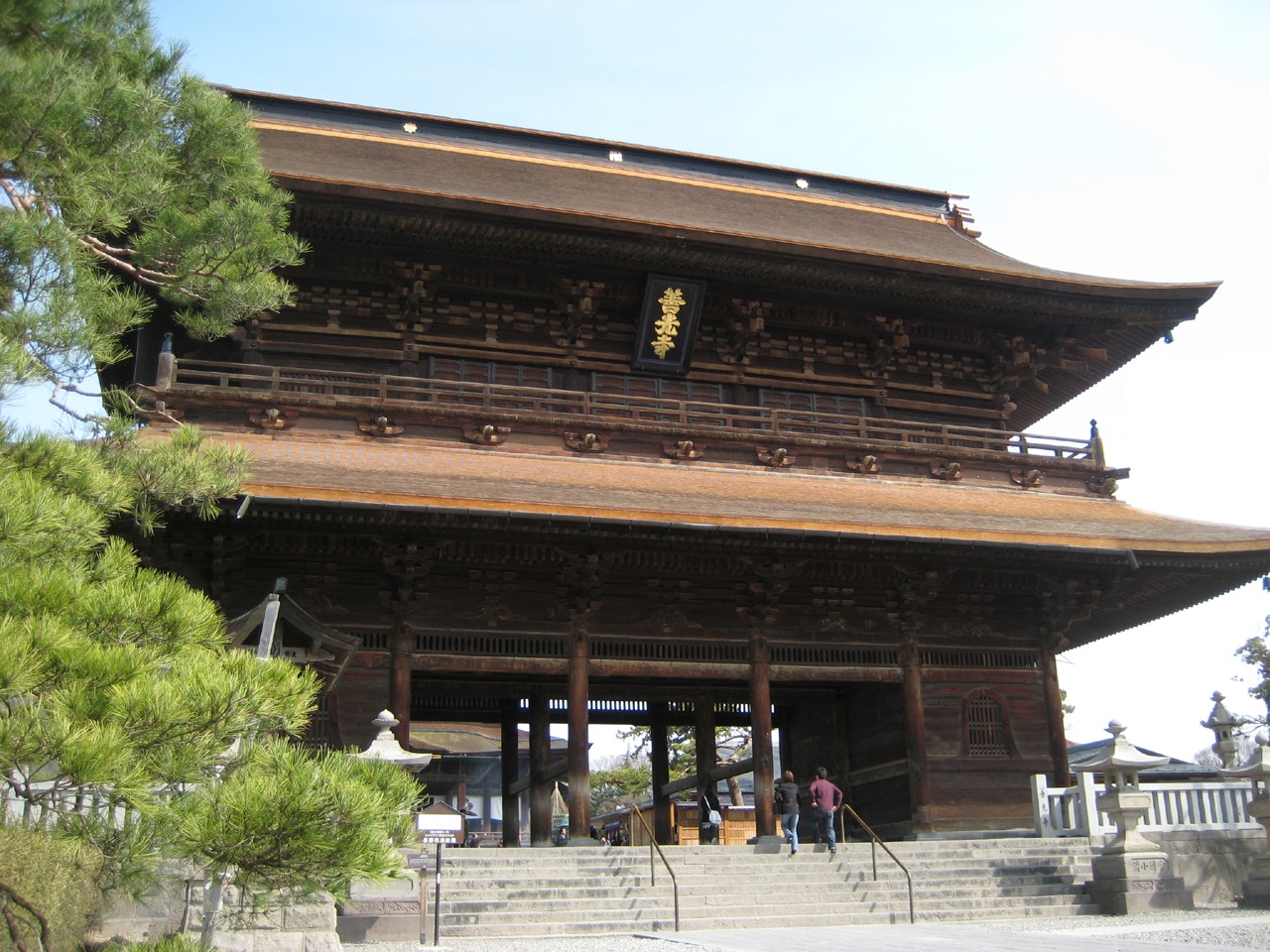 善光寺の山門(三門)と本堂