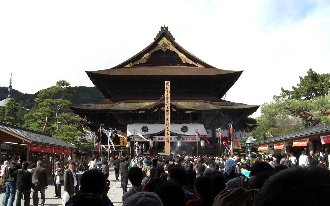 善光寺の御開帳で本堂前に立てられた回向柱