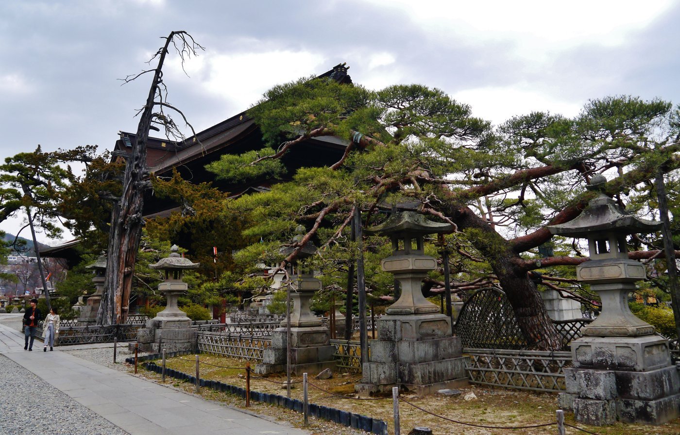 善光寺の国宝本堂を正面から見た様子