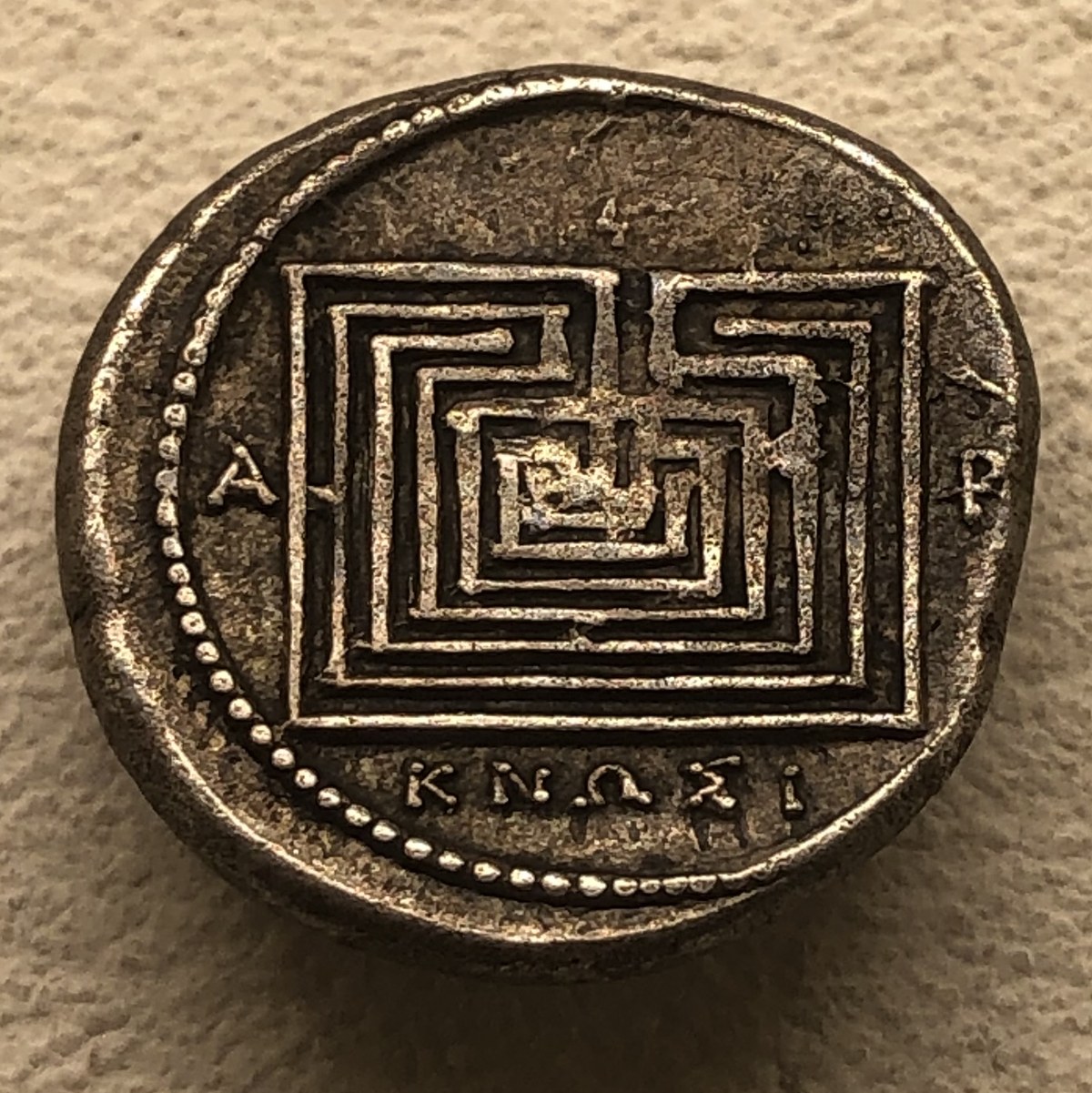 迷宮の意匠が刻まれた古代クレタ・クノッソスの銀貨