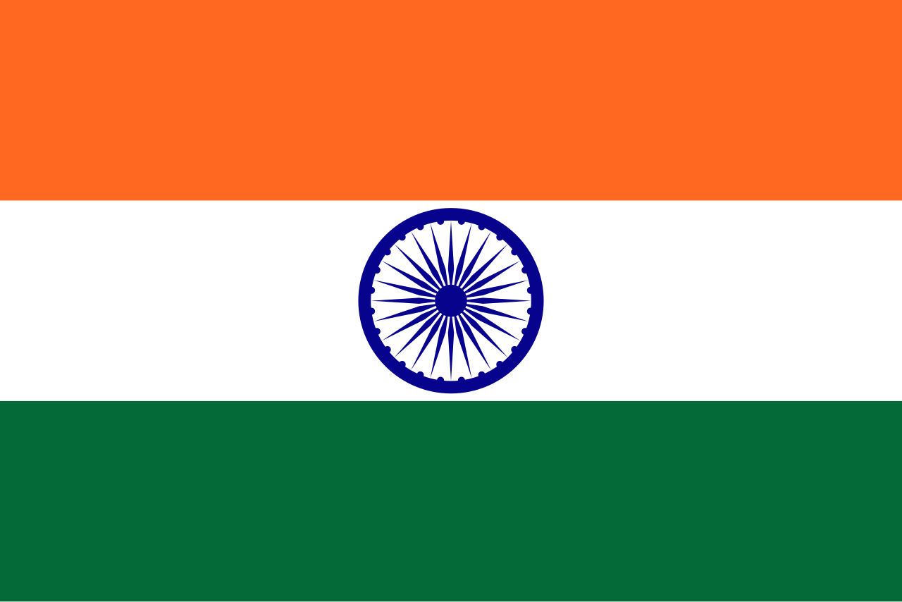 インドの国旗。オレンジ・白・緑の三色旗の中央に、24本のスポークを持つ紺色の車輪が描かれている