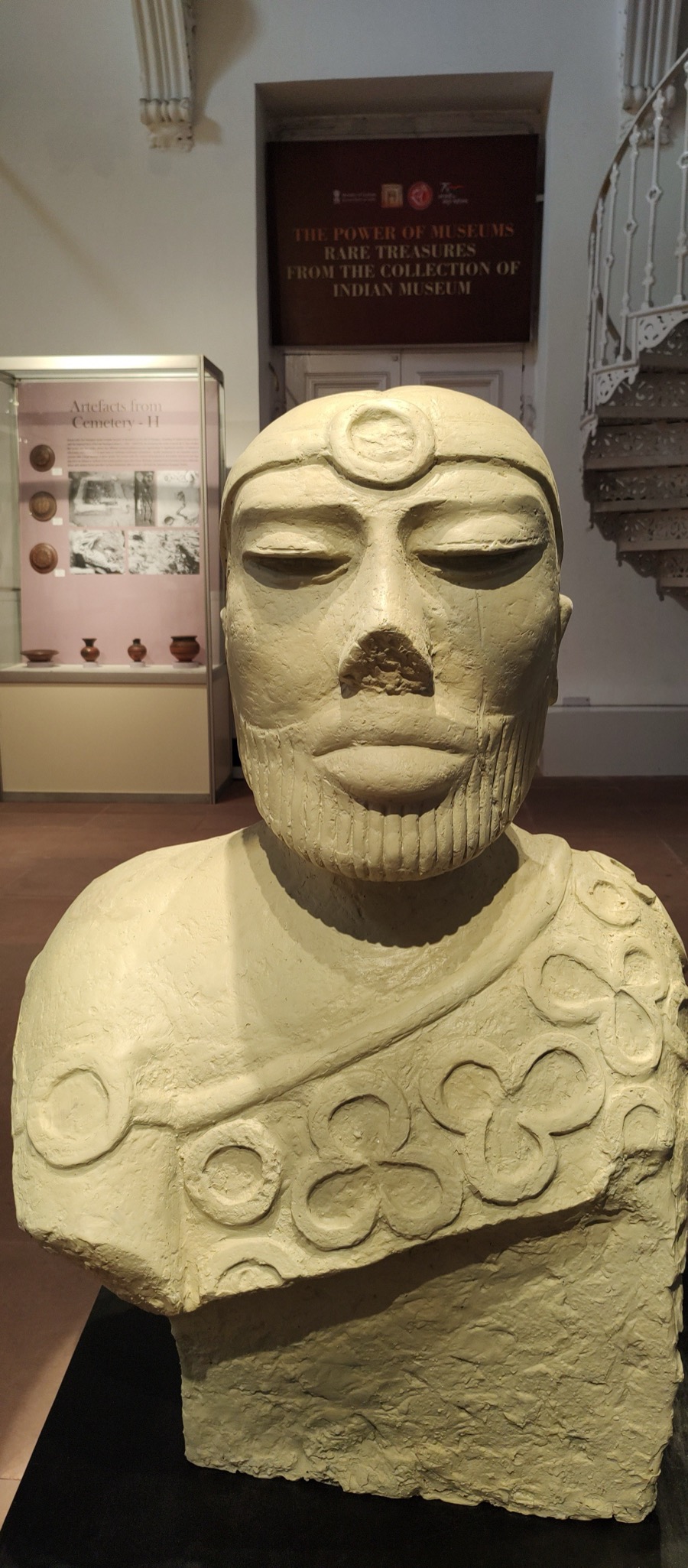 モヘンジョ・ダロ出土の「神官王」像(三つ葉文様の衣をまとう)