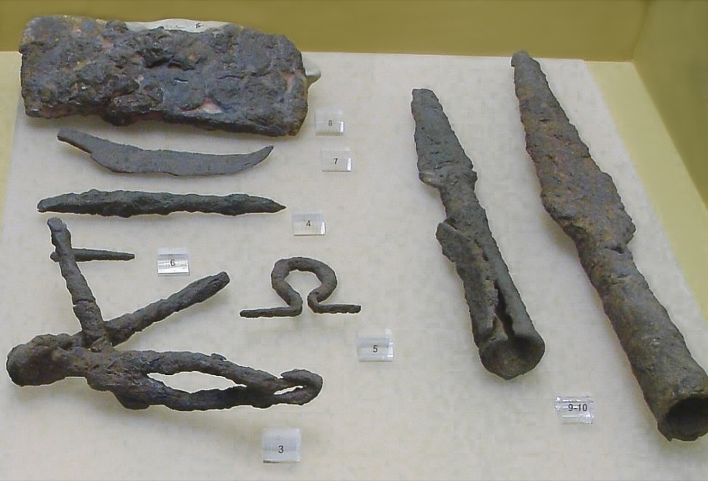 前900年ごろのアテネの墓から出土した鉄製の斧・ナイフ・のみ・槍先