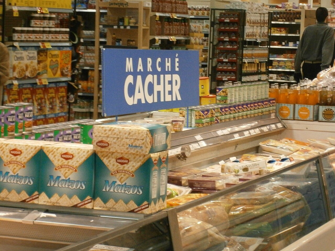 コーシャ認証を受けた食品が並ぶカナダのスーパーマーケットの売り場