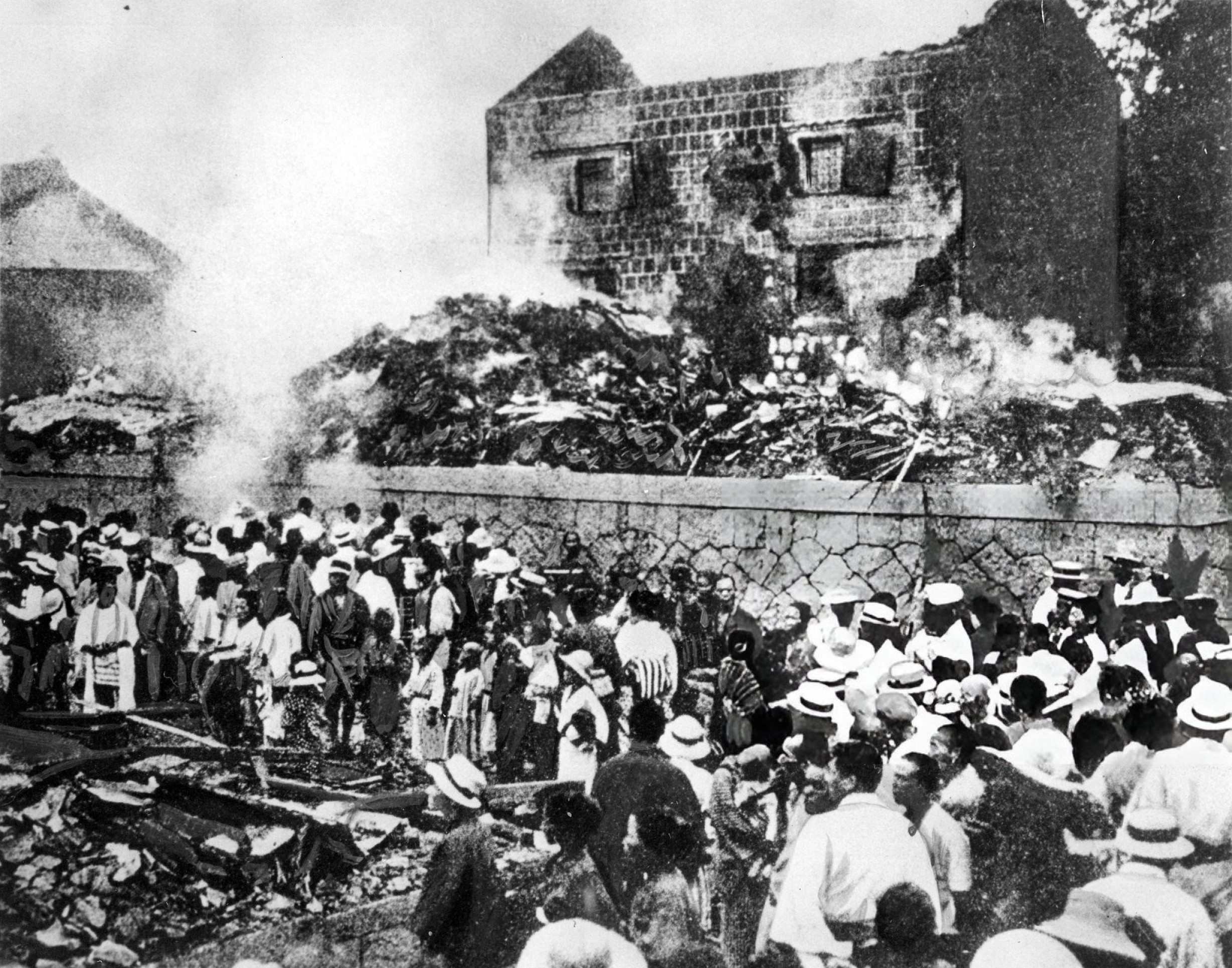1918年の米騒動:岡山の精米所が焼き討ちにされた様子