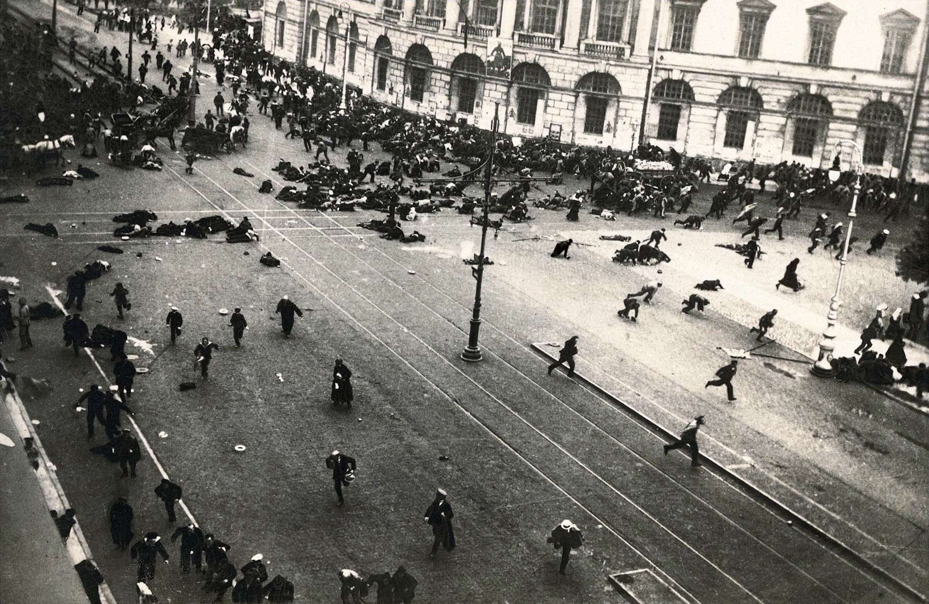 ロシア革命(1917年):ペトログラードで街頭に繰り出す民衆