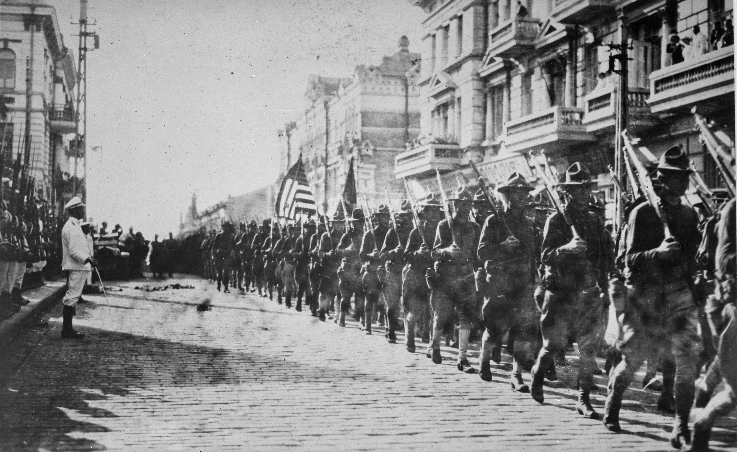 シベリア出兵:1918年ウラジオストクの連合国軍(日本・アメリカ)