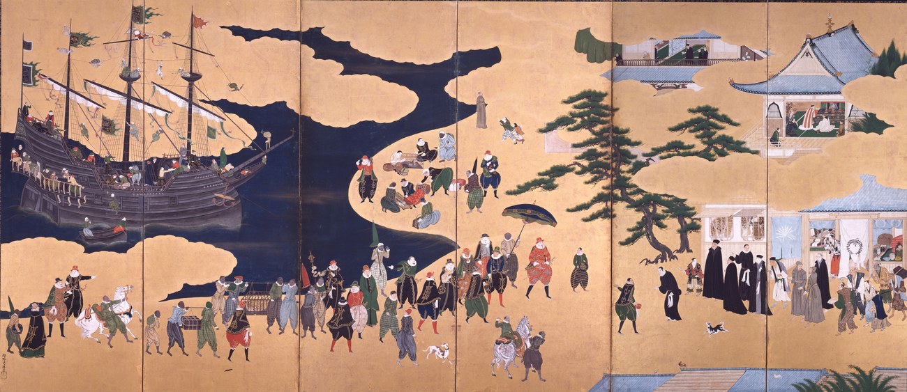 来航した南蛮船から降り立つポルトガル人や宣教師を描いた屏風絵