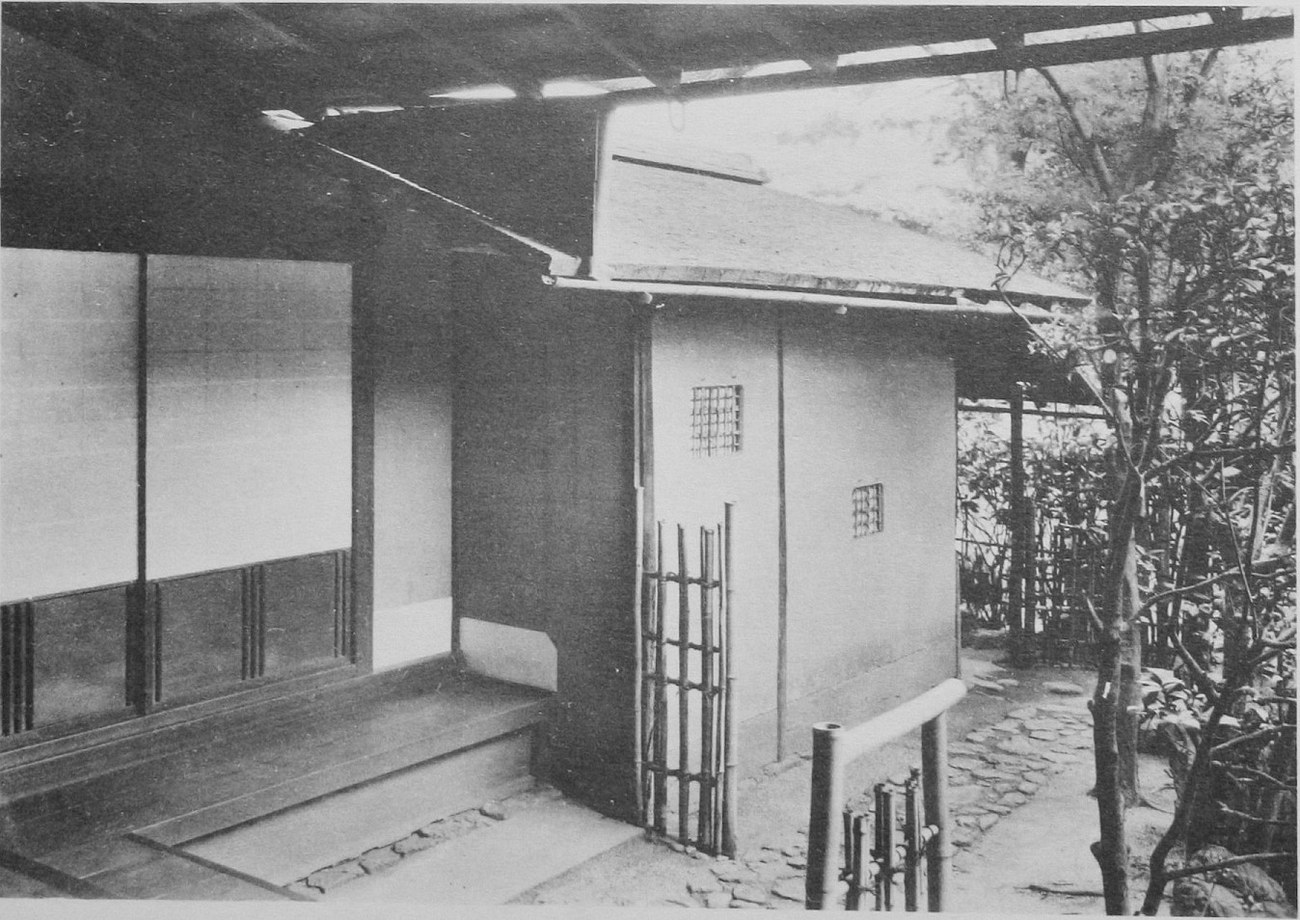 妙喜庵待庵の外観。低くて小さな躙口が壁に開いている
