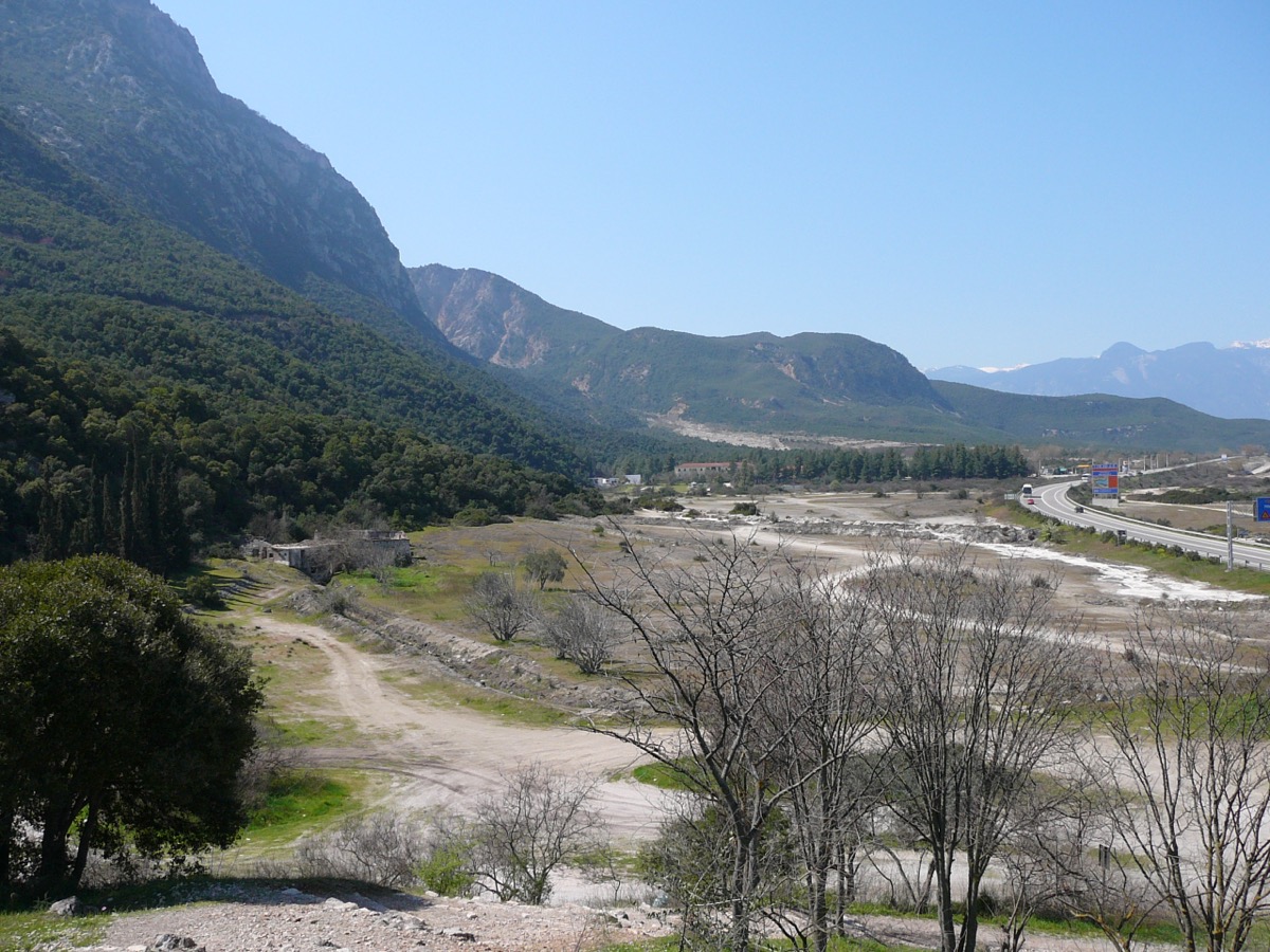 現在のテルモピュライの峠を山側から見た風景