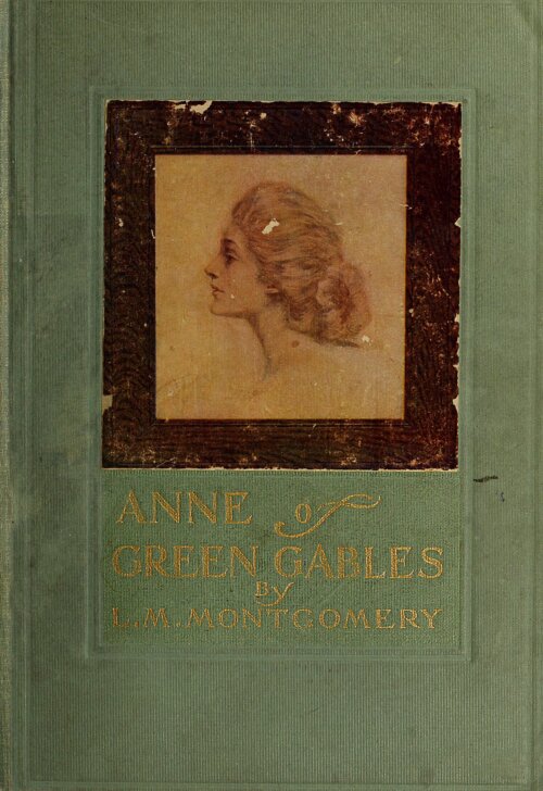 1908年に刊行された『Anne of Green Gables』初版の表紙。緑の布地に女性の横顔の絵と金色の題字