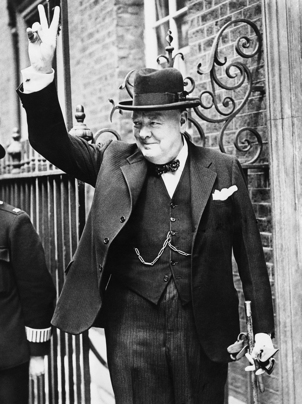Vサインを掲げるウィンストン・チャーチル英首相の写真